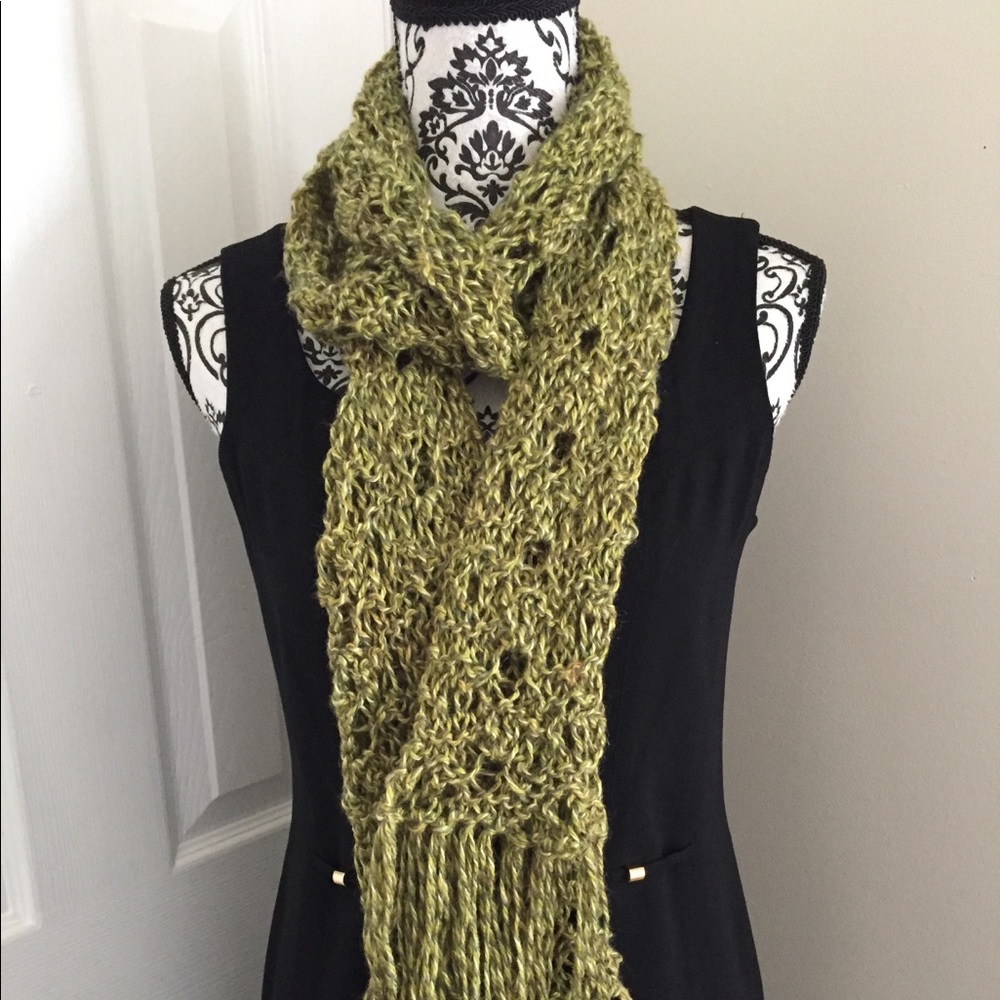 NWOT SCARF HAND KNITTED